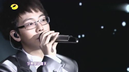 胡夏在台下认真观看比赛