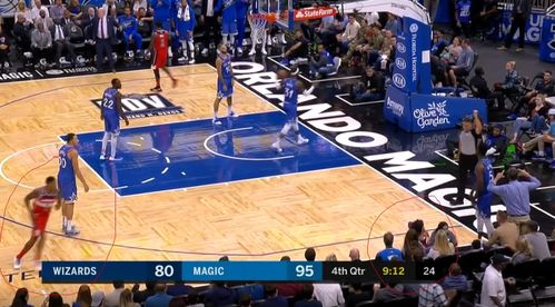 森林狼球员在场上奔跑