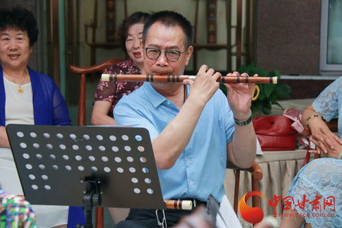 官员演奏笛子