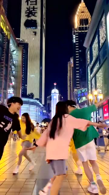 当斧头帮舞遇上沪上小阿姨：一场魔性与温情的奇妙碰撞