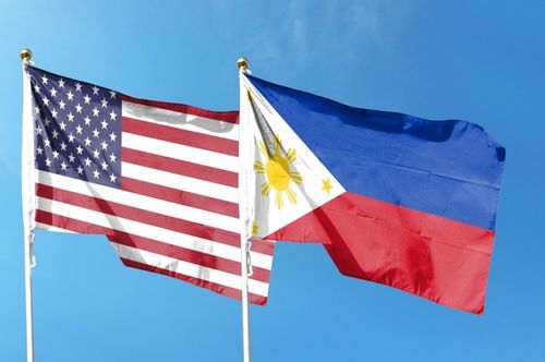 菲律宾国旗与中美旗帜并列悬挂