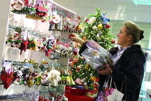 工人在忙碌地打包圣诞装饰品