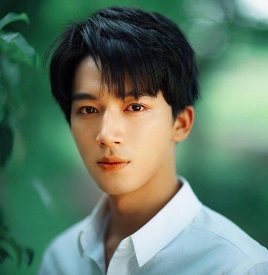 王星越与荆州小朋友合影