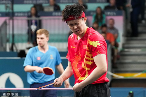 王楚钦比赛中换球拍