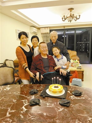 蔡磊用眼控仪打字与家人交流