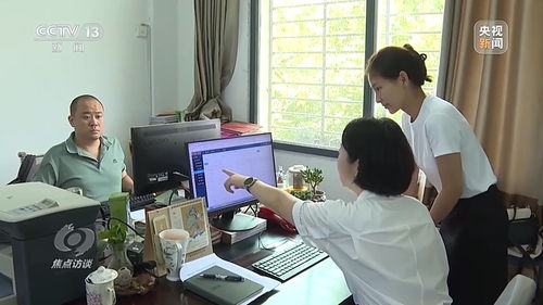 基层干部在办公室整理材料