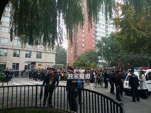 法院外景及人群聚集画面