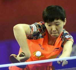 王曼昱与蒯曼在颁奖台上庆祝