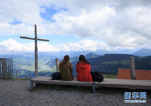 游客在鹤岗小瑞士散步