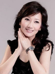 赵雅芝在后台接受采访露出笑容