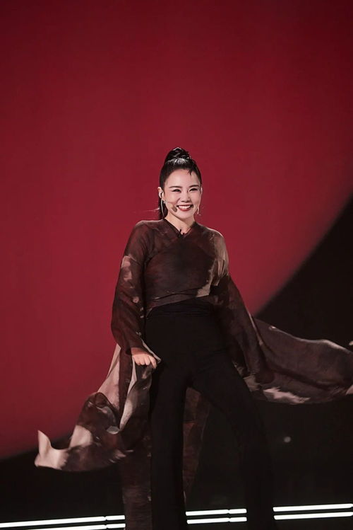 浪姐舞台上的龚琳娜身穿粉红仙女裙表演