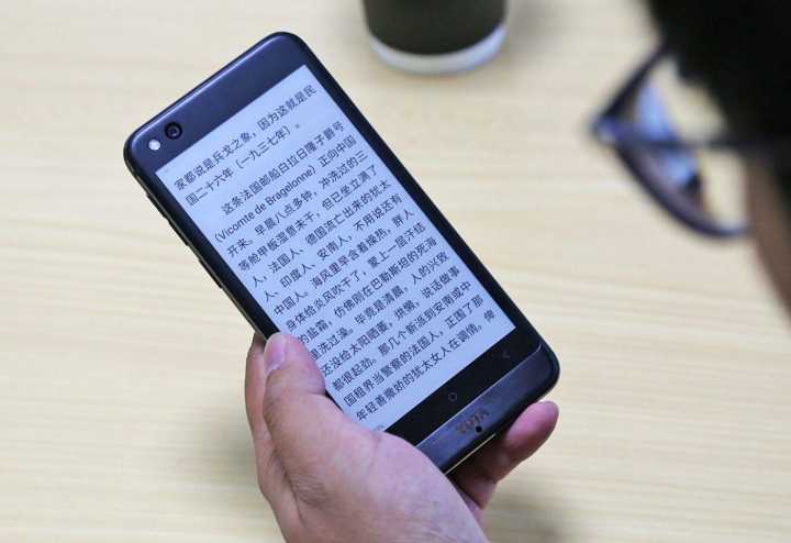 手机放在一边人看书学习