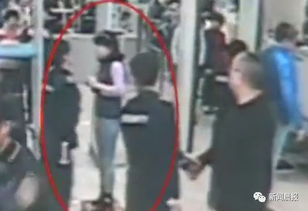 女子在机场情绪激动