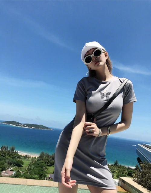 周扬青穿着自己品牌的服装走秀