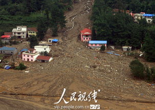 泥石流冲击村庄瞬间的航拍图