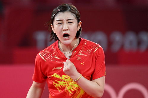 孙颖莎与队友陈梦庆祝胜利