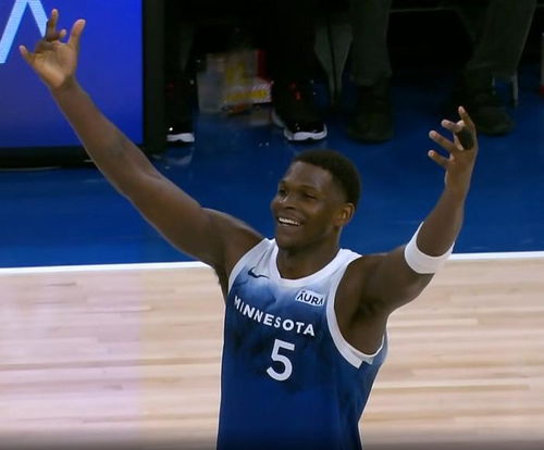 爱德华兹持球突破