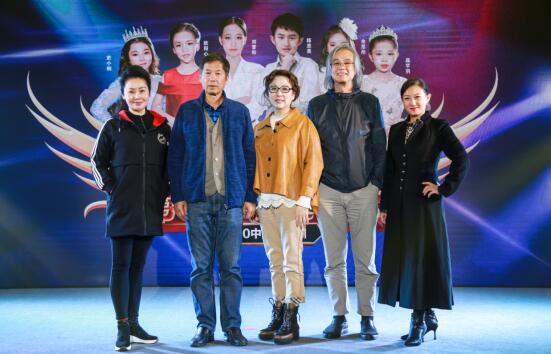 选手在舞台上激情演唱