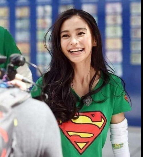 Angelababy手上佩戴奢华钻戒特写