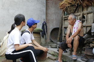 志愿者与被解救女性交谈