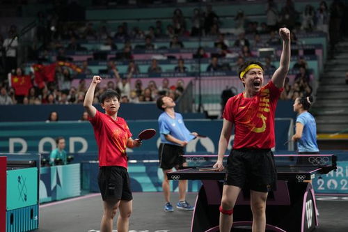 王楚钦与孙颖莎庆祝胜利
