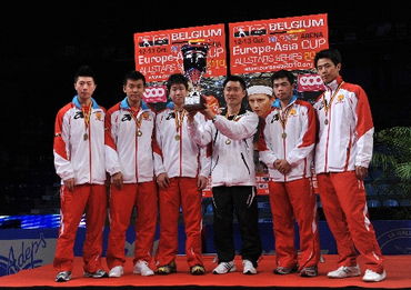 莎头组合领奖台上合影庆祝