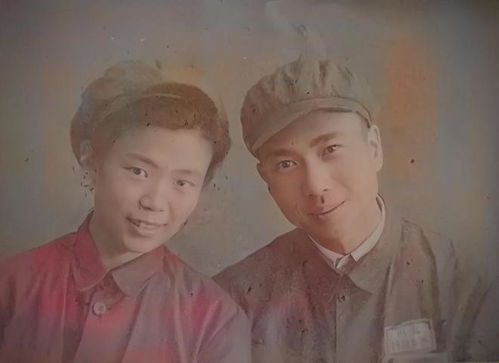 一对军人夫妇在军营合影