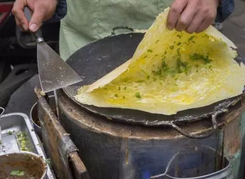 煎饼摊前的忙碌场景