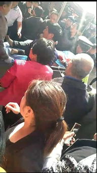 云南保山庙会充气城堡被大风吹起