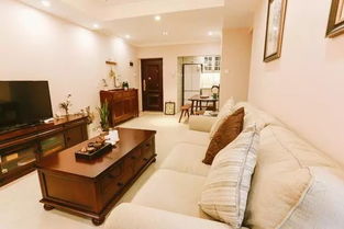 一张温暖的床和柔和的灯光营造出安心睡眠的氛围