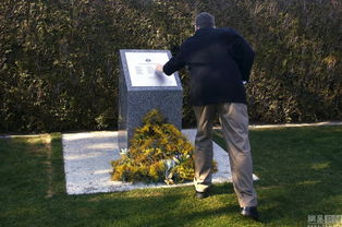 空难纪念碑前献花