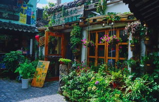 夜晚城市酒吧街热闹场景