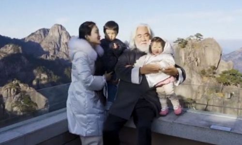 张纪中与家人合影