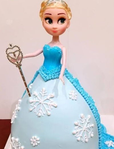 小女孩和艾莎蛋糕合影微笑