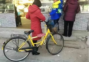 兰州突遭8级大风侵袭，目击者讲述惊险一幕：屋顶飞天、自行车翻滚如戏