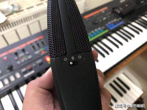 手持麦克风在录音棚录制歌曲