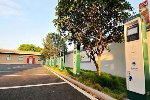 乡村公路旁新能源汽车充电桩