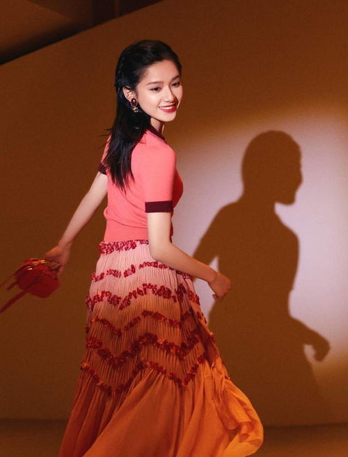 张婧仪携手门腔、Linda亮相活动，诠释「质启人生」新定义