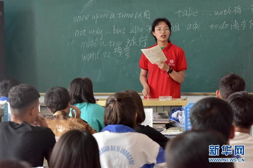 喀什疏勒县学校门口学生上课场景