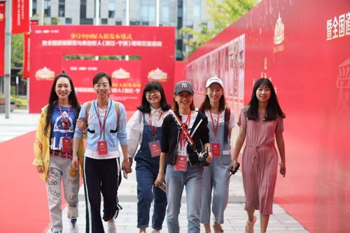 一群人围坐举行灭妖仪式