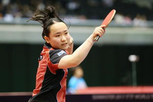 伊藤美诚在比赛中专注击球