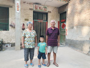 夫妻俩站在新家门口合影