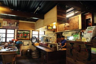 年轻人在咖啡馆休息