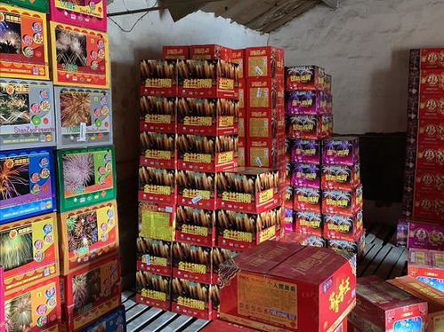 非法储存烟花爆竹仓库内部