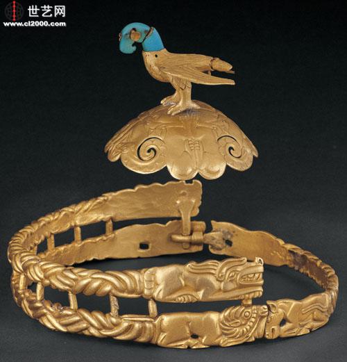 古代鹰纹骨管文物特写