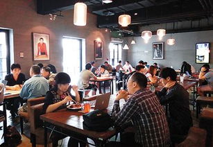 创业者深夜工作的场景