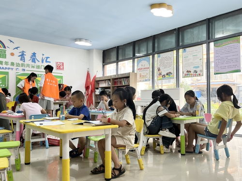 学生在教室里认真写作业