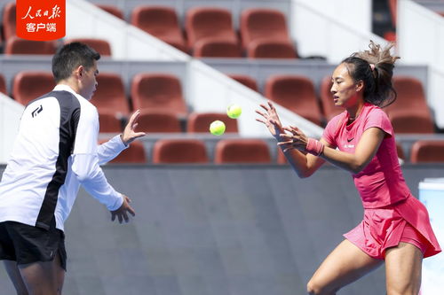 中国选手郑钦文在训练中