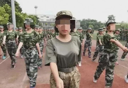 300万人票选“最丑”军训服！腾讯热搜引爆校园热议，校方回应让人哭笑不得