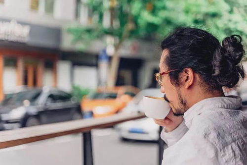 两个人在咖啡馆轻松交谈场景